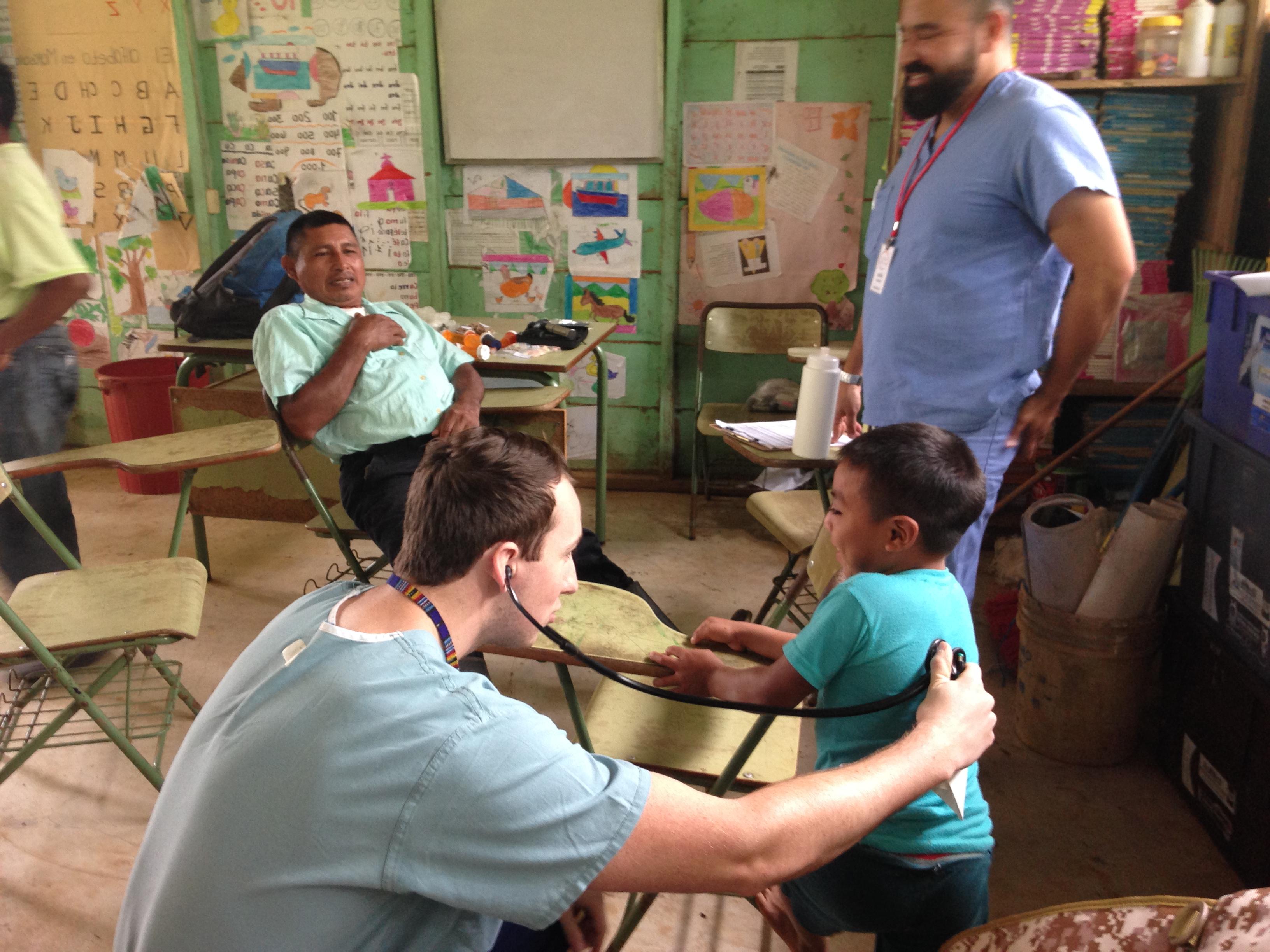 研究生在危地马拉照顾孩子